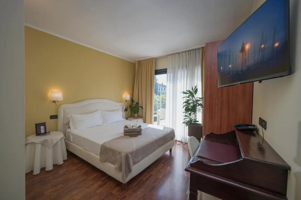 Camera Matrimoniale con Balcone — Admiral Hotel Villa Erme