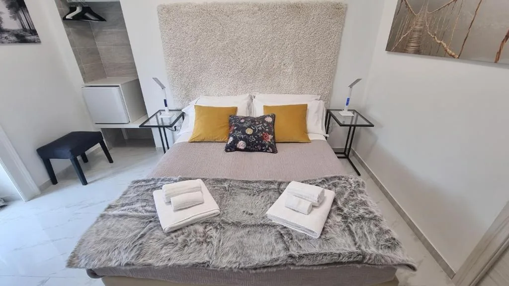 Double Room with Balcony — Casa Storica Piazza 5 Giornate