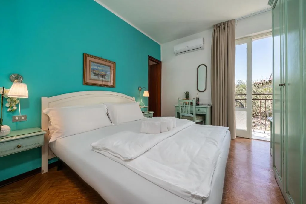 Camera Matrimoniale con Balcone e con Vista Lago Parziale — Hotel Silvana Garnì