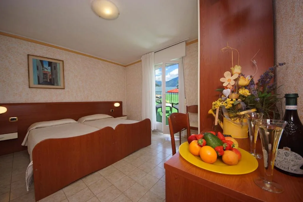 Camera Matrimoniale con Balcone e Vista Lago — Hotel Alla Noce