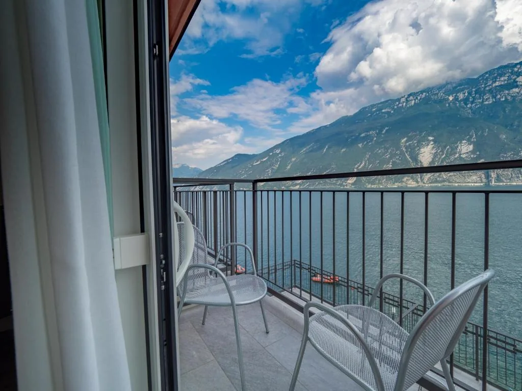 Double Room with Balcony and Lake View — Hotel Capo Reamol