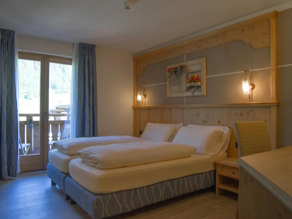 Double Room with Balcony — Hotel Amerikan
