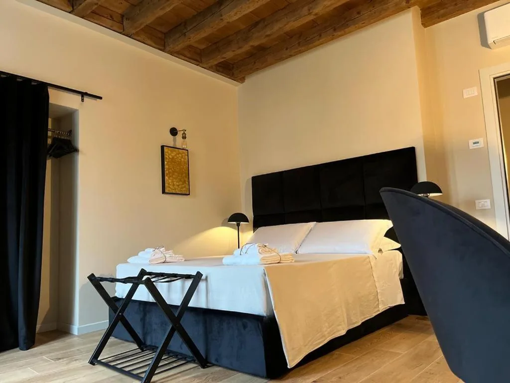 Double Room with Balcony — Locanda Gatto Bianco