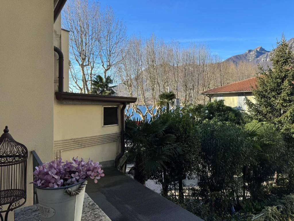 Camera Matrimoniale con Terrazza — Casa al Lago