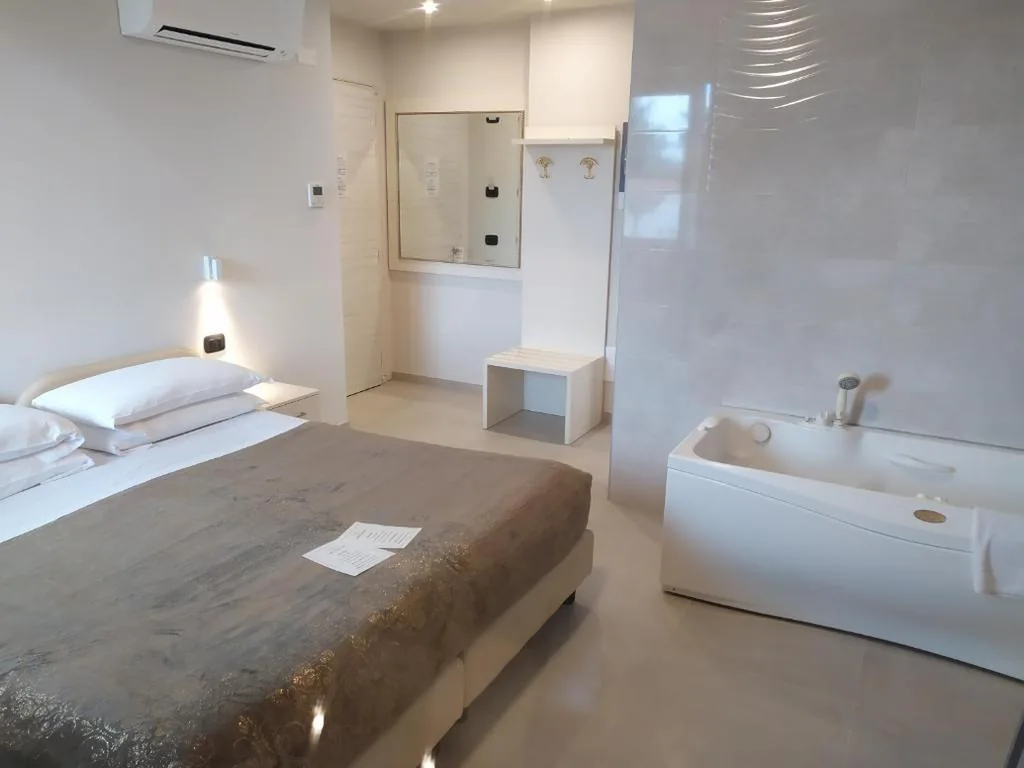 Double Room with Hot Tub — Garda Diamant