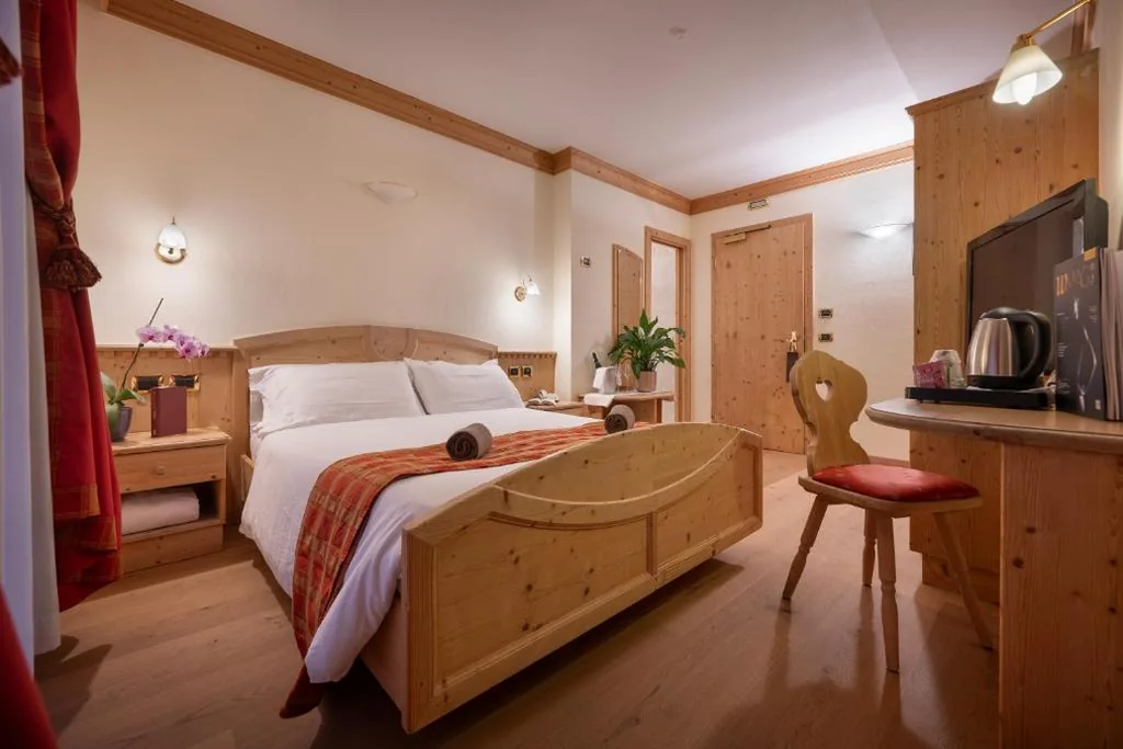 Double Room with Hot Tub — Hotel Cristallo