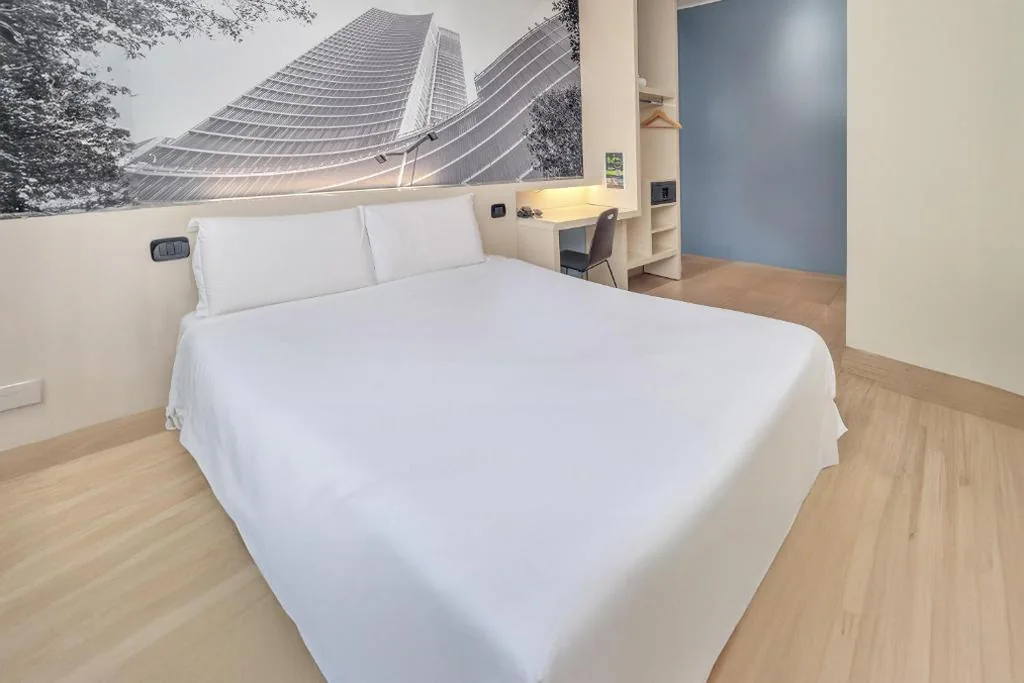 Camera Matrimoniale con Vista Città — B&B Hotel Milano Cenisio Garibaldi