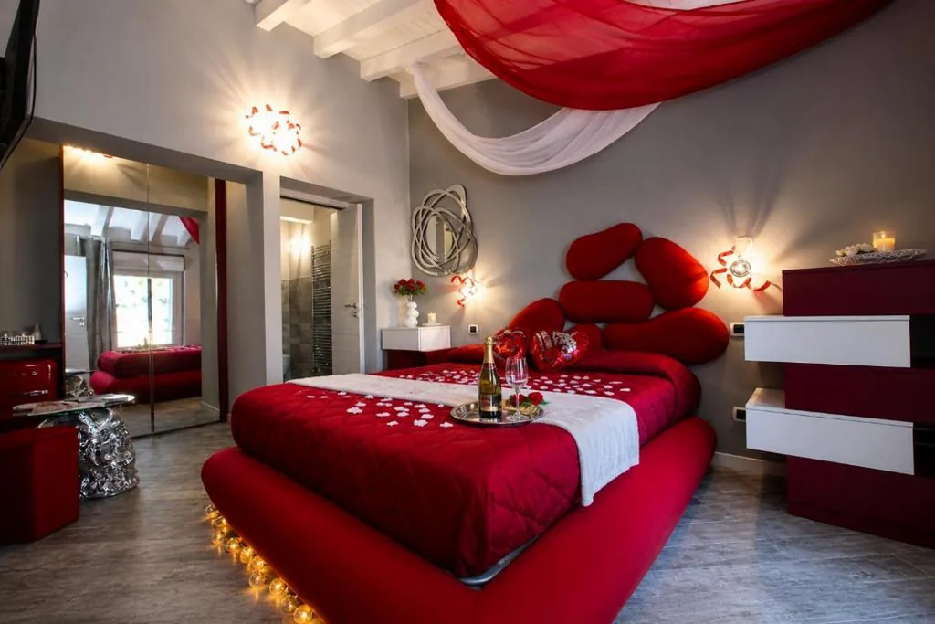 Camera Matrimoniale con Vista Lago — BELLAVISTA EXCLUSIVE B&B in zona centrale con piscina riscaldata-Jacuzzi vista lago LA COLAZIONE viene servita in una pasticceria esclusiva in centro-vicina alla struttura-animali di piccola taglia ammessi su richiesta