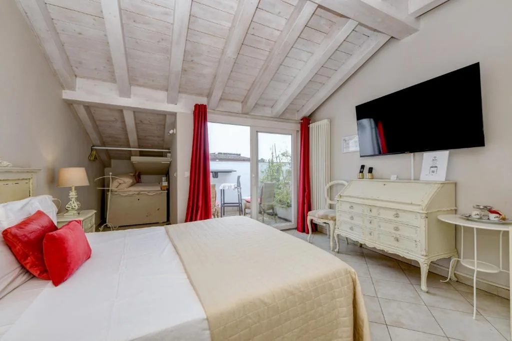 Camera Matrimoniale con Vista Lago e Terrazza — Le Rêve – Lake view rooms