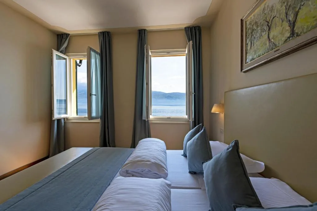 Camera Matrimoniale con Vista Lago — Hotel Baia D’Oro – Adults Only