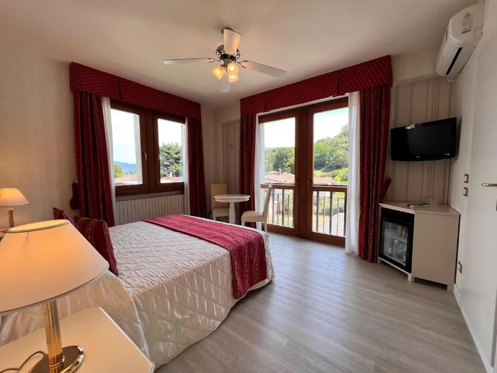 Double Room with Lake View — Hotel Conca d’Oro