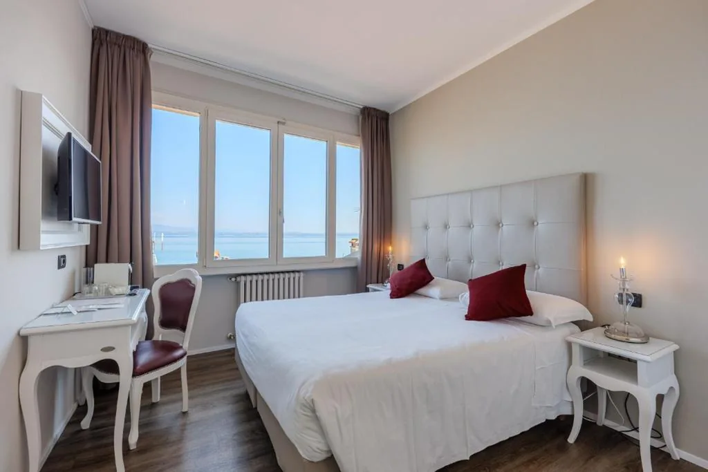 Camera Matrimoniale con Vista Lago — Hotel Degli Oleandri
