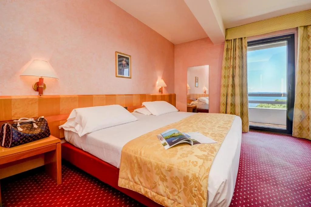 Camera Matrimoniale con Vista Lago — Hotel Oliveto