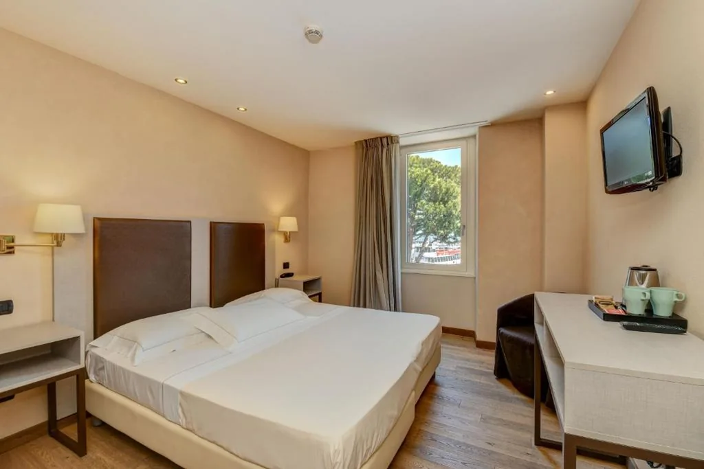 Camera Matrimoniale con Vista Lago — Hotel Tripoli