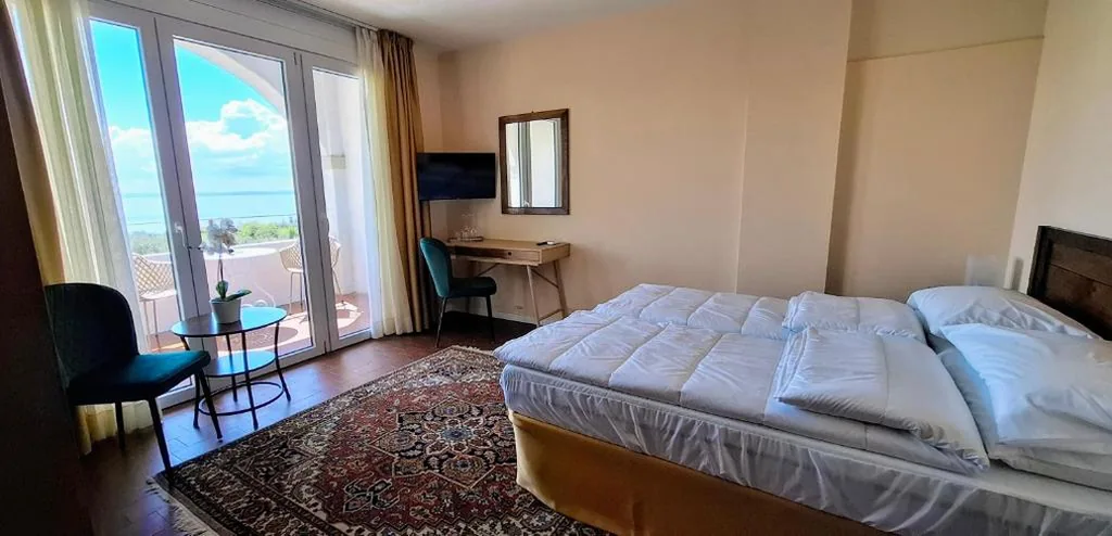 Camera Matrimoniale con Vista Lago — La Kascina Suite & Rooms