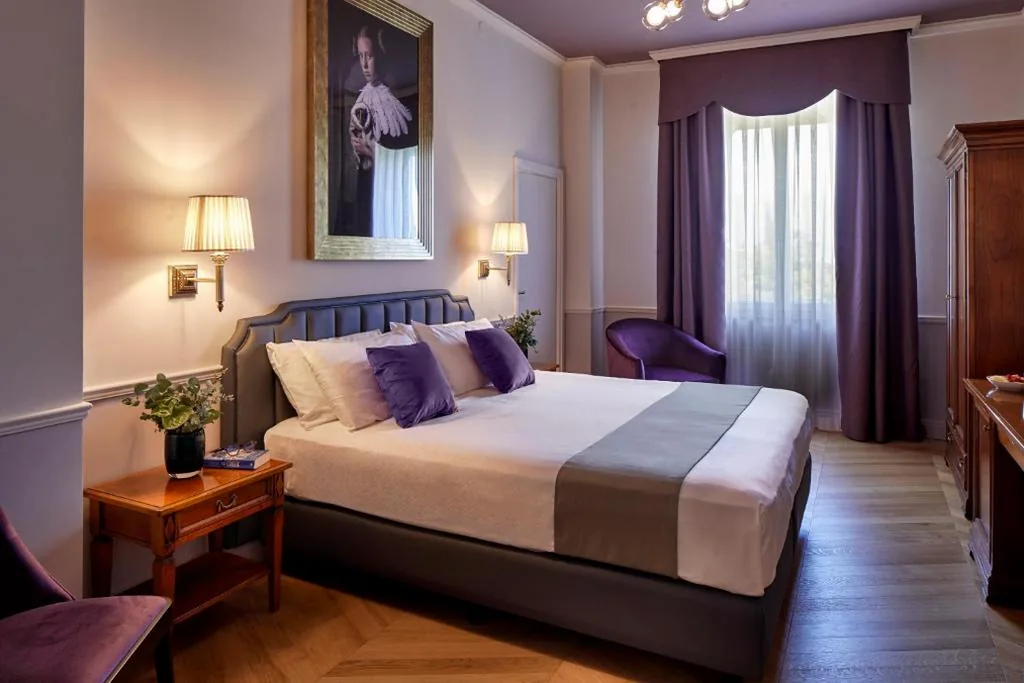 Double Room with Partial Lake View — Hotel Villa Del Sogno