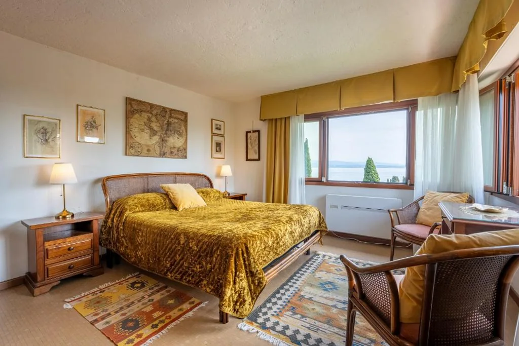 Camera Matrimoniale con Vista Lago — Villa Paradiso