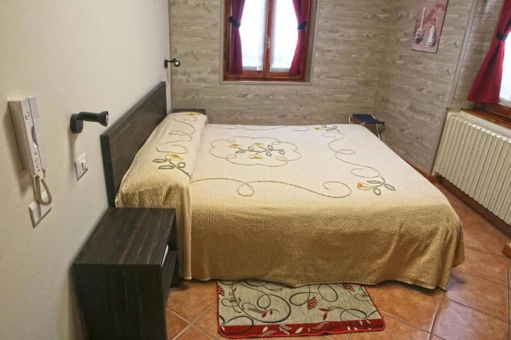 Camera Matrimoniale con Vista Montagna — Albergo Gusmeroli