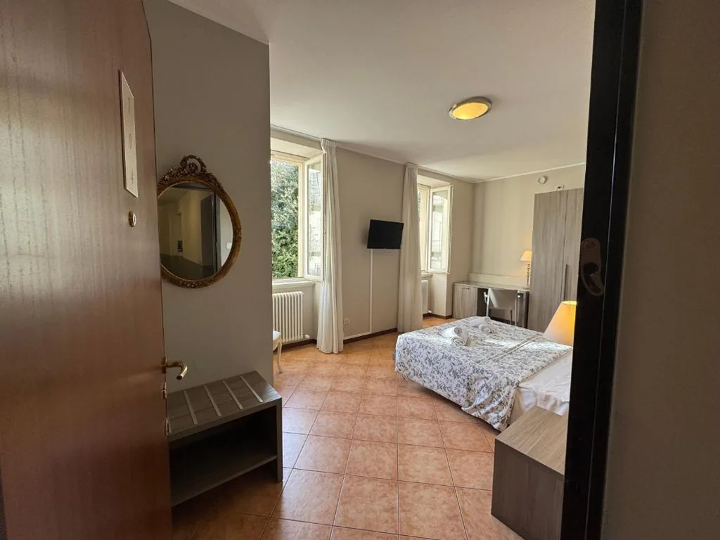 Camera Matrimoniale con Vista Montagna — Casa al Lago