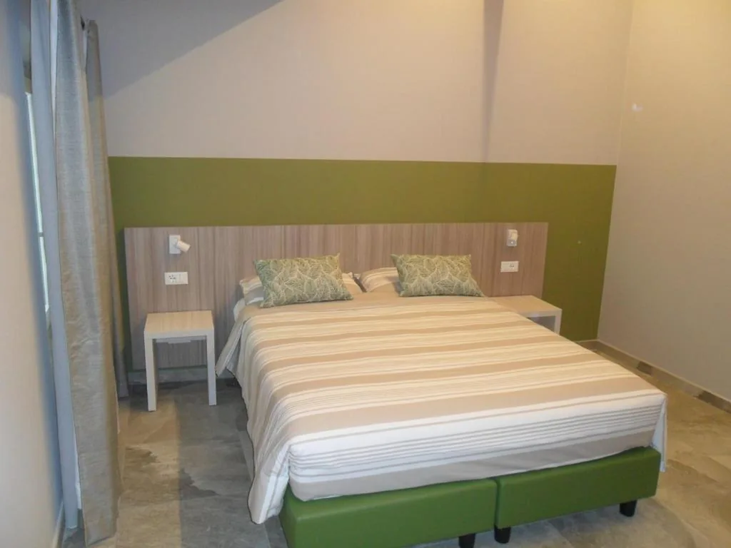 Deluxe Double Room (2 Adults + 1 Child) — Carme31 Sirmione