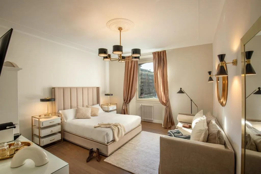 Camera Matrimoniale Deluxe con 1 Letto Supplementare — Daplace – Corso Monforte Suites