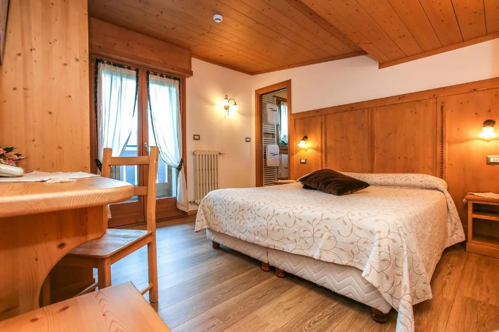 Deluxe Double Room with Balcony — Albergo Adele