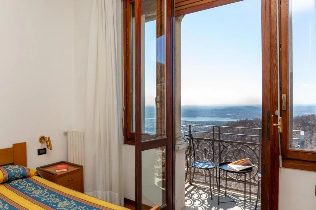 Camera Matrimoniale Deluxe con Balcone — Albergo Sacro Monte Varese