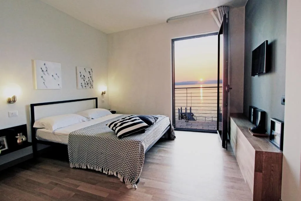 Camera Matrimoniale Deluxe con Balcone e Vista Lago — AQVA Boutique Hotel (Adults Only)