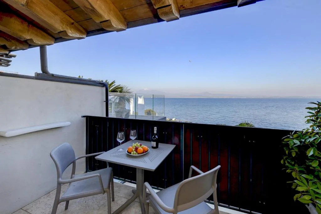 Deluxe Double Room with Balcony and Lake View — Casa dei Pescatori