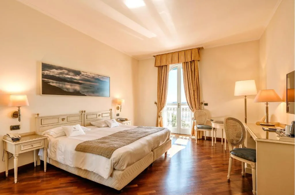 Deluxe Double Room with Balcony and Lake View — Hotel Savoy Palace