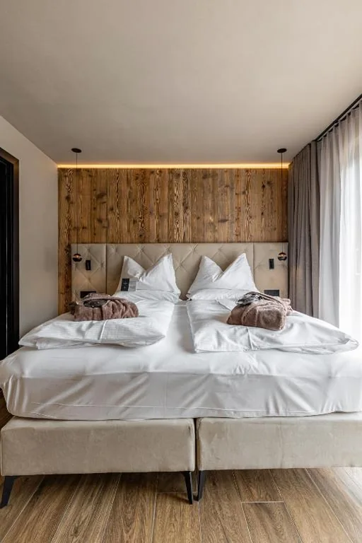 Deluxe Double Room with Balcony and Mountain View — Paradise Lodge