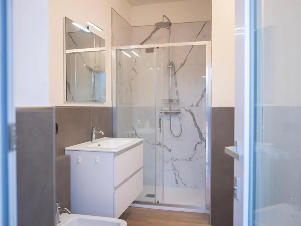 Camera Matrimoniale Deluxe con Balcone — Foresteria Dambro rooms -2 Min walk to Bernina Express