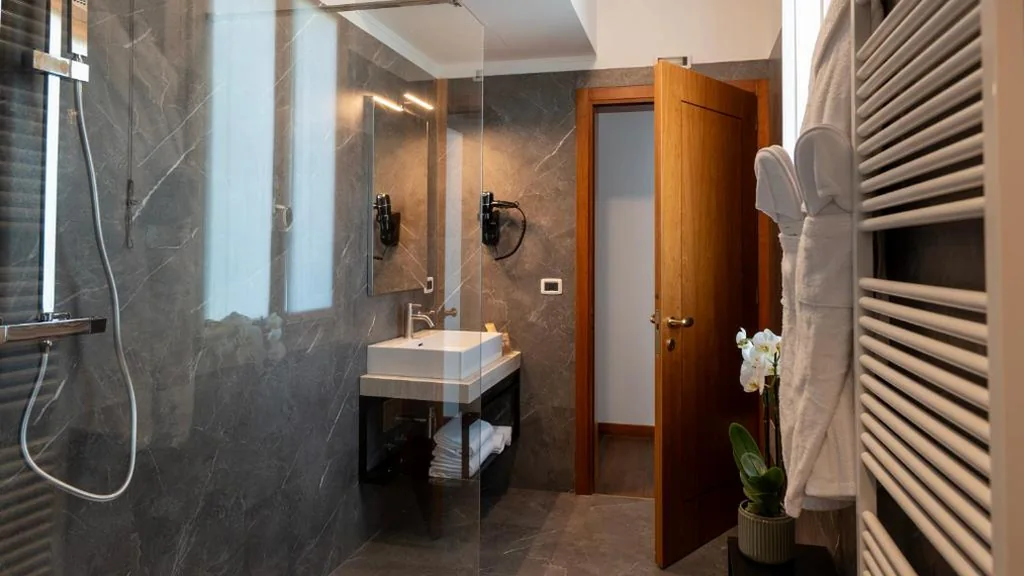 Deluxe Double Room with Balcony — Gardone Palace Hotel