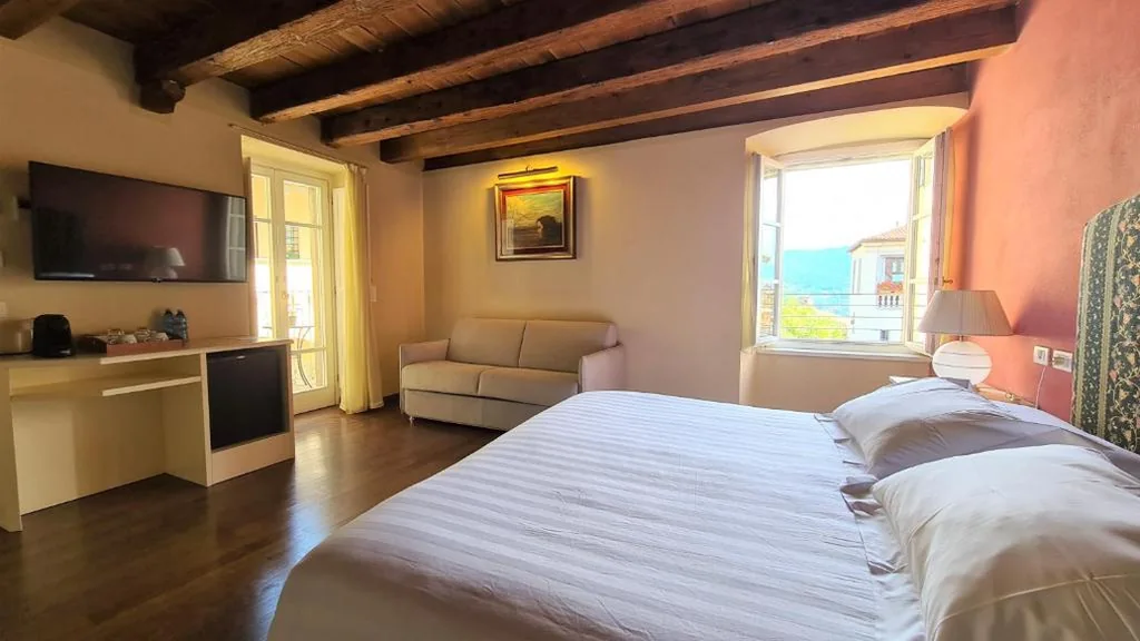 Deluxe Double Room with Balcony — Hotel Piazza Vecchia