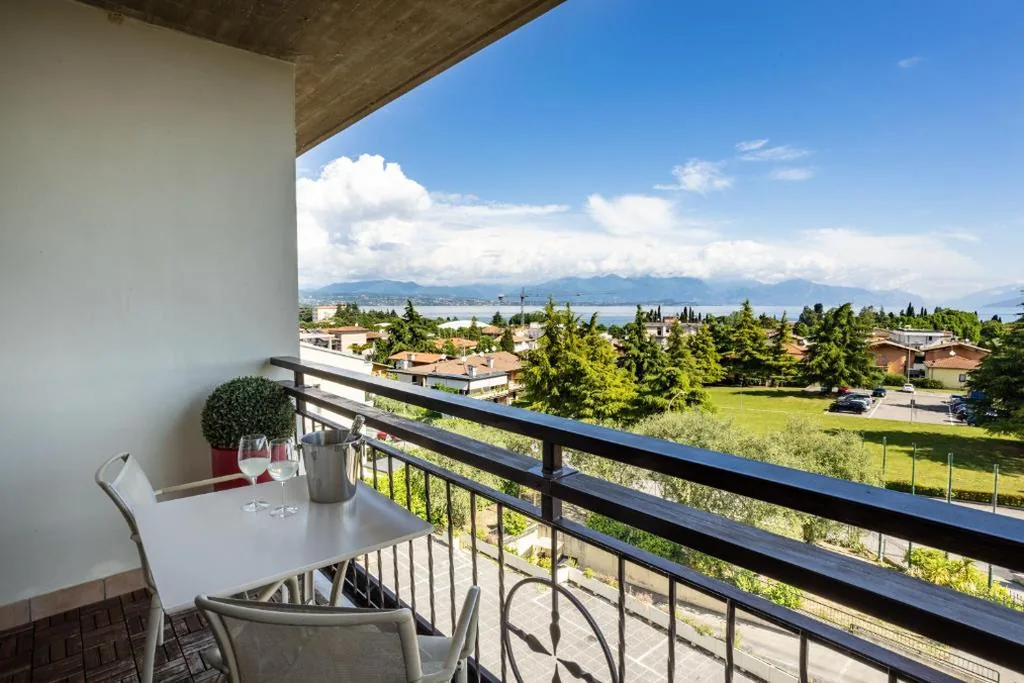 Deluxe Double Room with Balcony — Hotel Villa Maria
