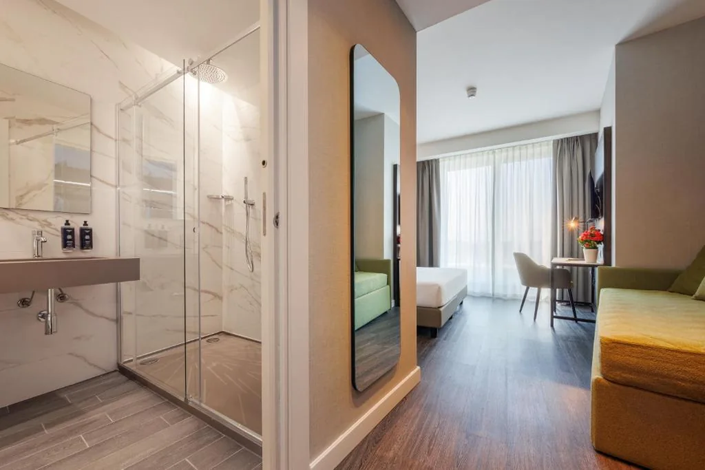 Camera Matrimoniale Deluxe con Balcone — IH Hotels Milano Centrale