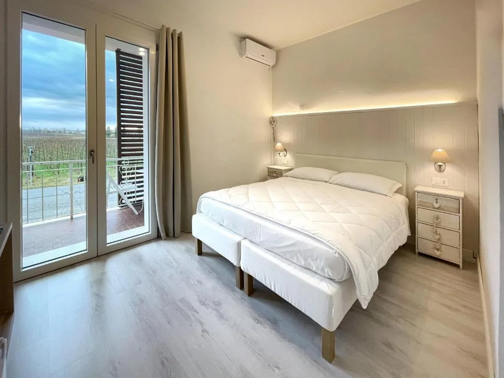 Camera Matrimoniale Deluxe con Balcone — Villa Pensione Mercedes