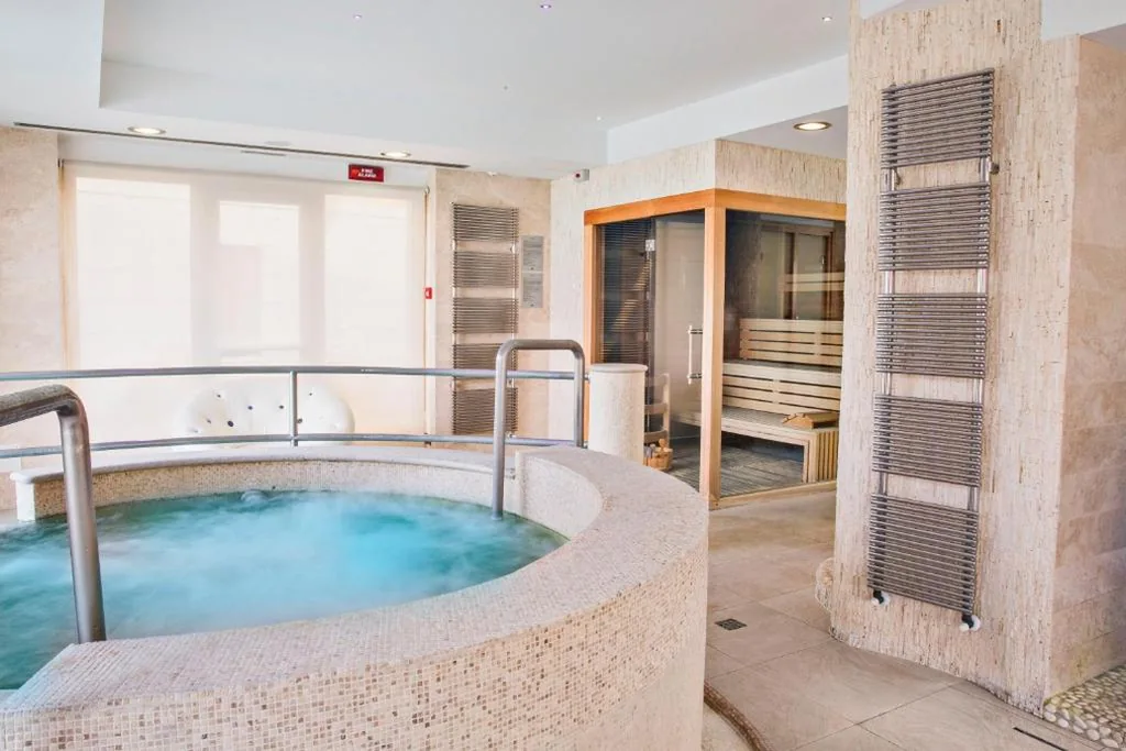 Deluxe Double Room with Balcony, Side Lake View and Spa Access — Hotel Sirmione Terme