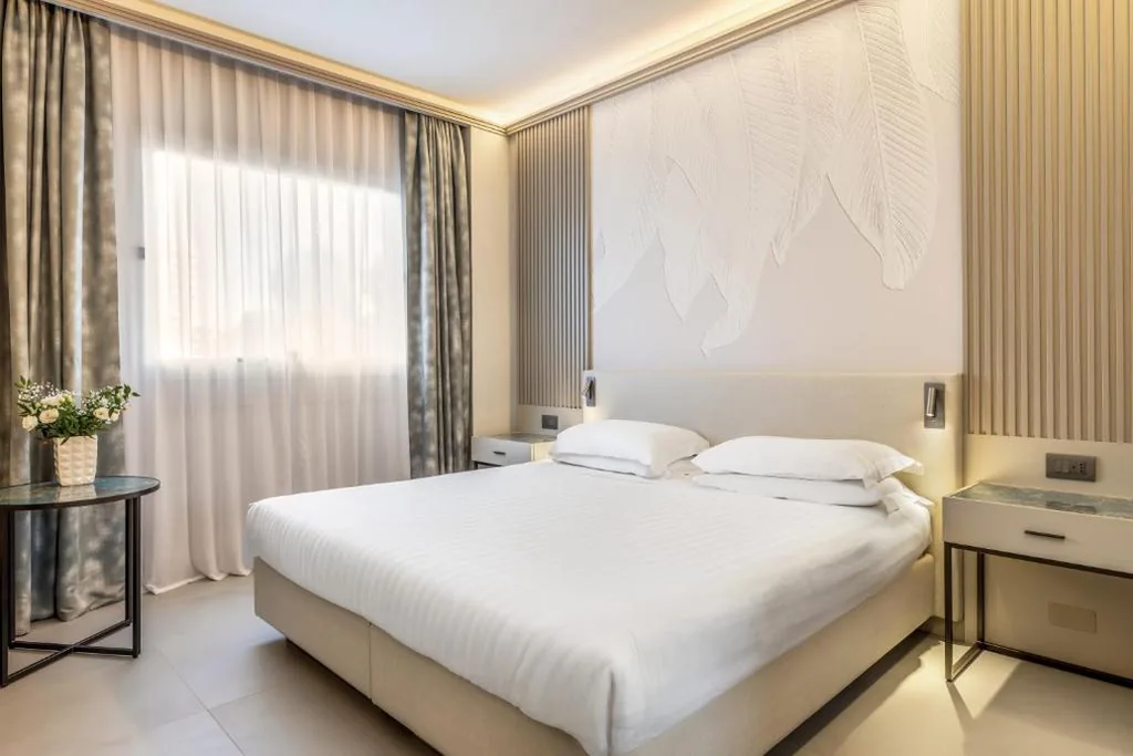 Deluxe Double Room with Shower — Abacus Hotel