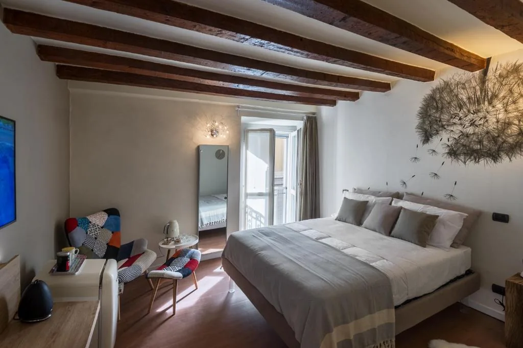 Deluxe Double Room with Double Shower — Moscova Luxury B&B
