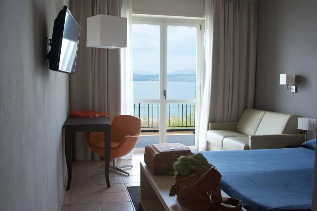 Camera Matrimoniale Deluxe con Terrazza e Vista Lago — Hotel Miramar