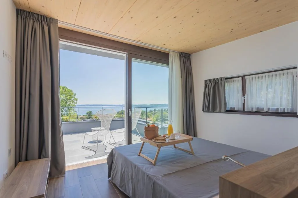 Camera Matrimoniale Deluxe con Terrazza e Vista Lago — INSULA FELIX Bed&Breakfast