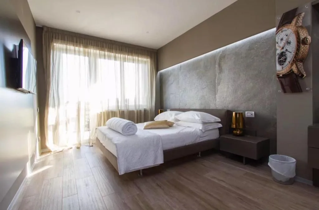 Deluxe Double Room with Bathtub — Ginevra Rooms