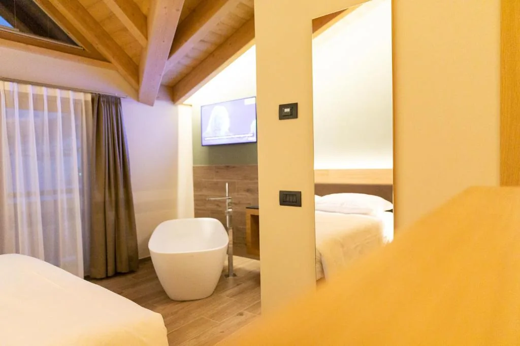 Deluxe Double Room with Bathtub — Hotel Centro’s