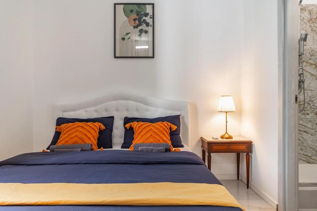 Deluxe Double Room with Bathtub — Rosa Rooms