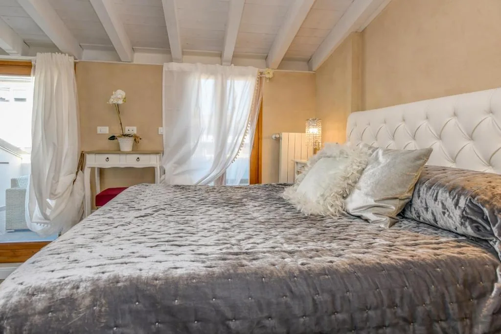 Deluxe Double Room with Side Lake View — Luxury Suite Sirmione