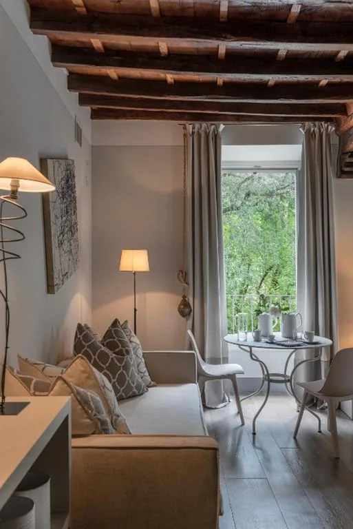 Deluxe Double Room — GombitHotel