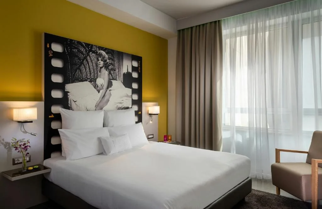 Camera Matrimoniale Deluxe — NYX Hotel Milan by Leonardo Hotels