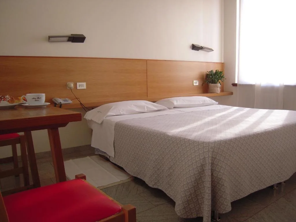 Camera Matrimoniale/Doppia con Letti Singoli — Albergo Bianchi Stazione