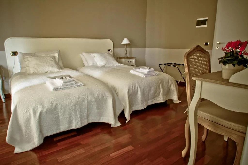 Camera Matrimoniale/Doppia con Letti Singoli — Borgo Manzoni – Charming House